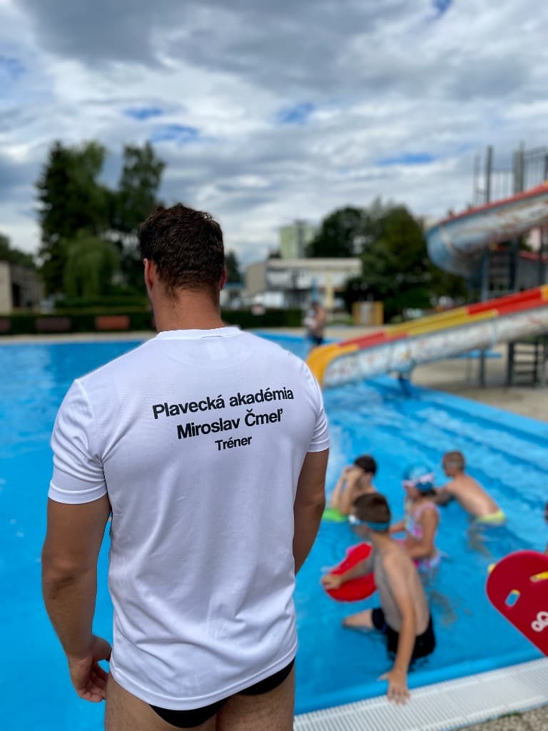 Tréner Miroslav Čmeľ pri bazéne, tričko Plavecká akadémia