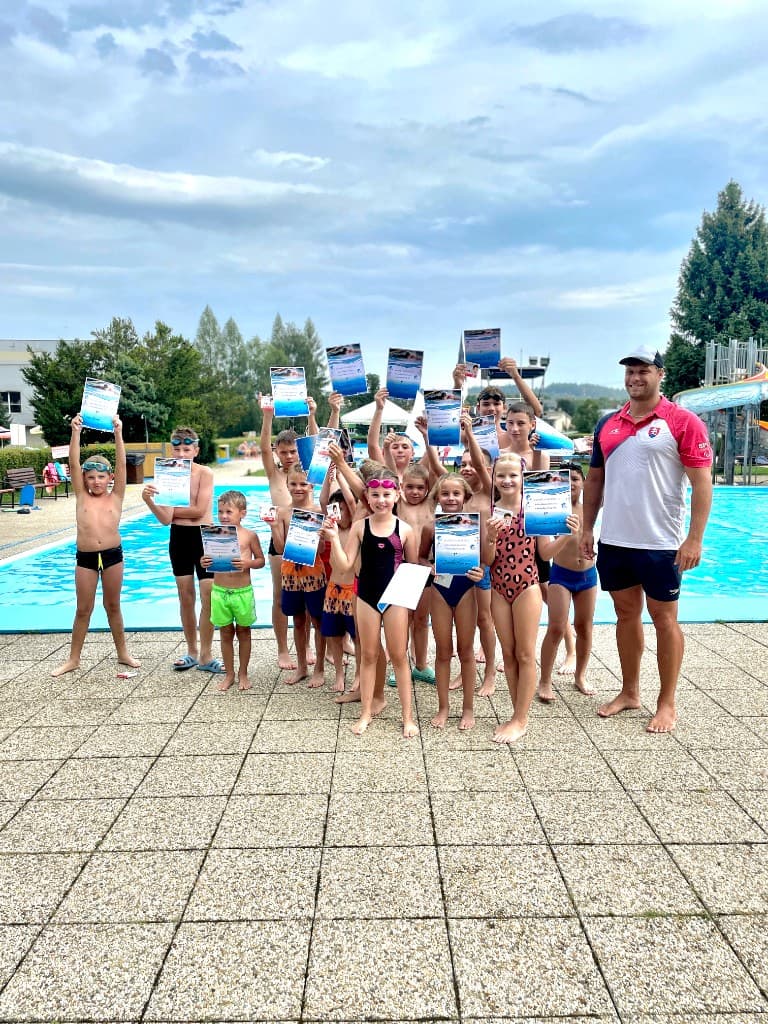 Deti s diplómami po absolvovaní kurzu plávania